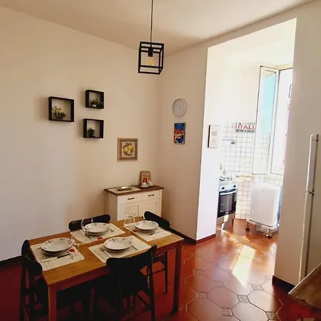 아파트 Trastevere Rome's Heart Charming & Cozy 3 *
